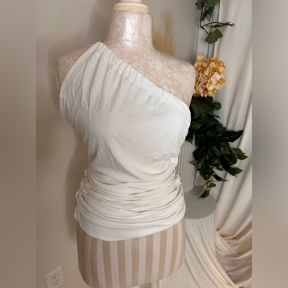 ! NAKED WARDROBE White Asymmetrical one shoulder Tank Sz L‎ NWT (A0021 B3) - Picture 1 of 7